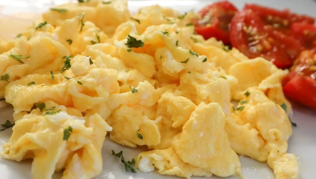 scrambled eggs, eggs, breakfast